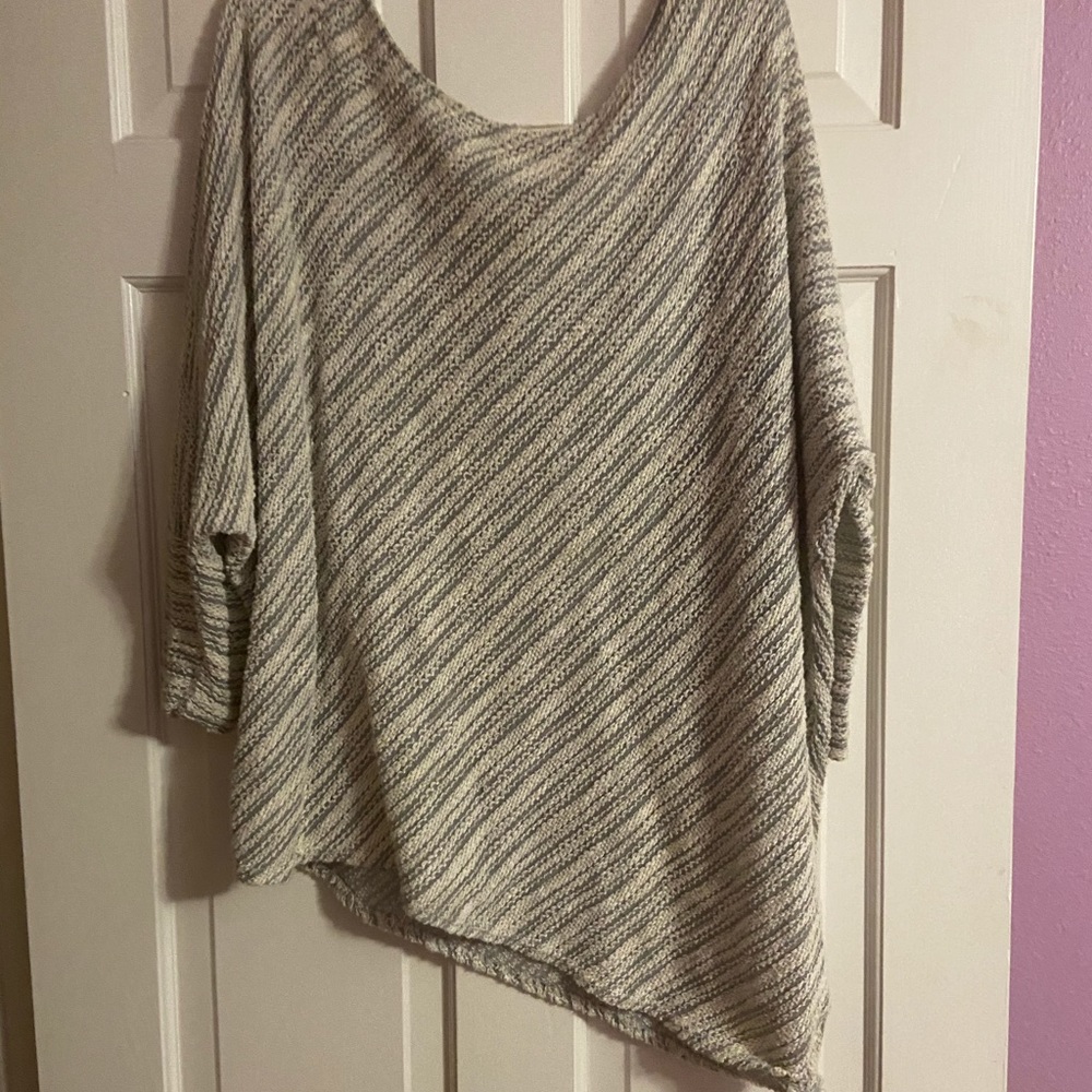Lightweight sweater with slant hem